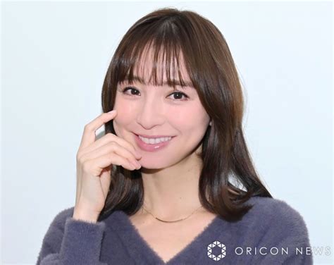 篠田麻里子 胸|篠田麻里子、美バストのぞく“穴開き水着”姿 プールサイドで美ボ。